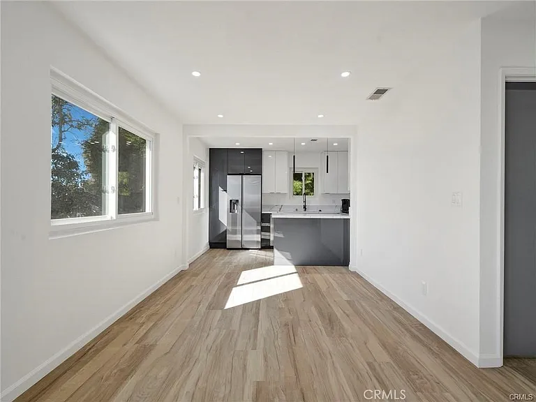 727 Robinson St — Photo 12