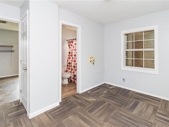 4th image of 2925 Greenwood Dr