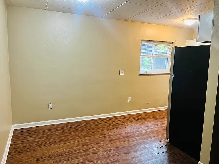 564 Maryland Ave — Photo 2