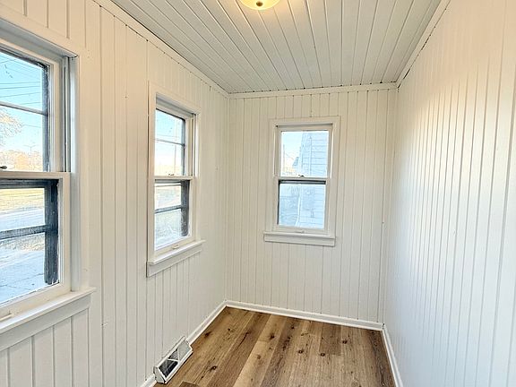 2nd image of 1115 Scott Ave