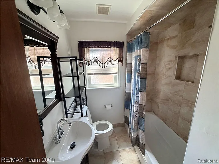 1415 Oakland Ct — Photo 5