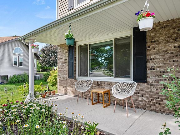 3rd image of 485 Cimarron Dr W