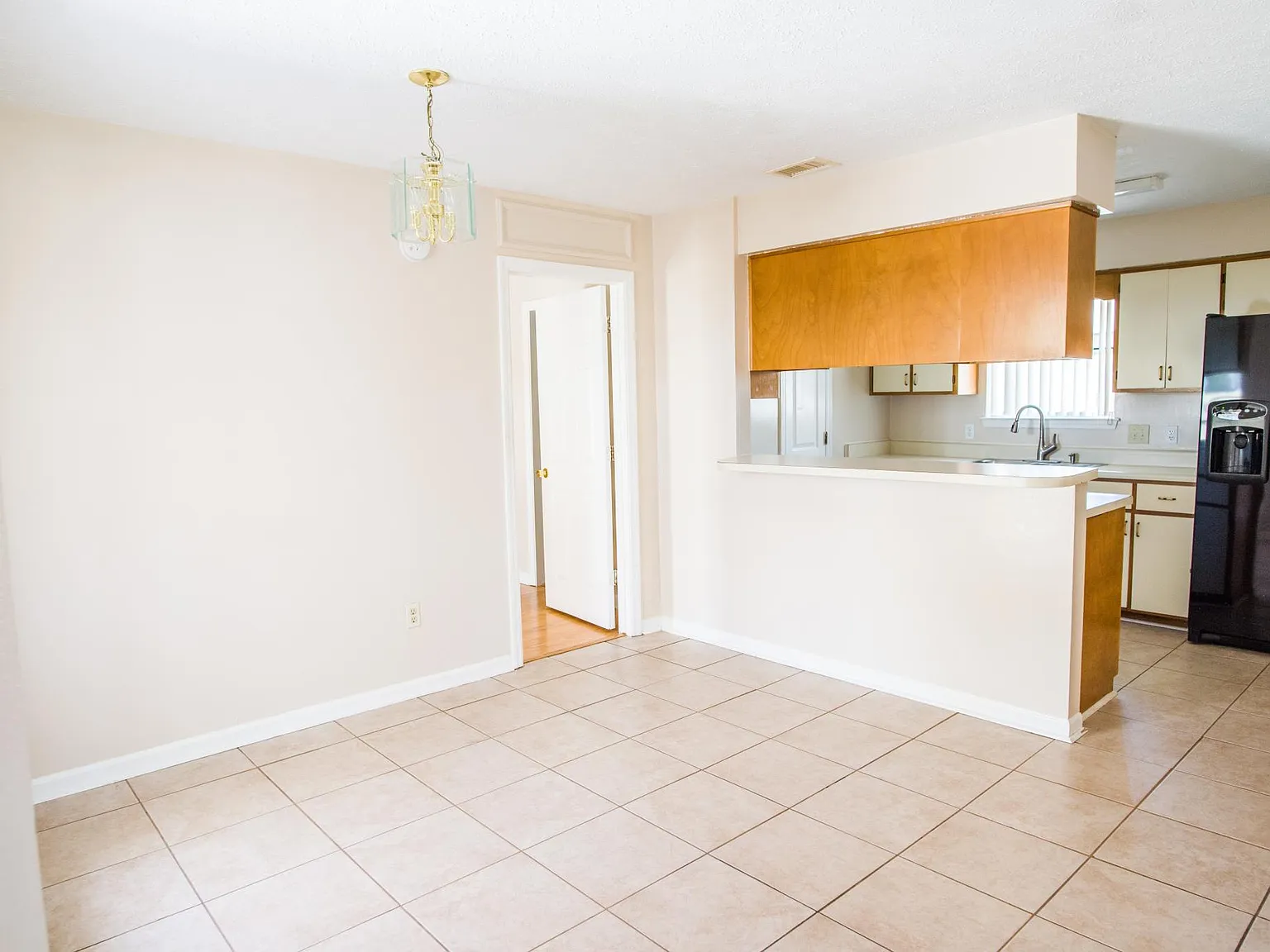 3 bed, 1180 sqft, $2,000 — Photo 4