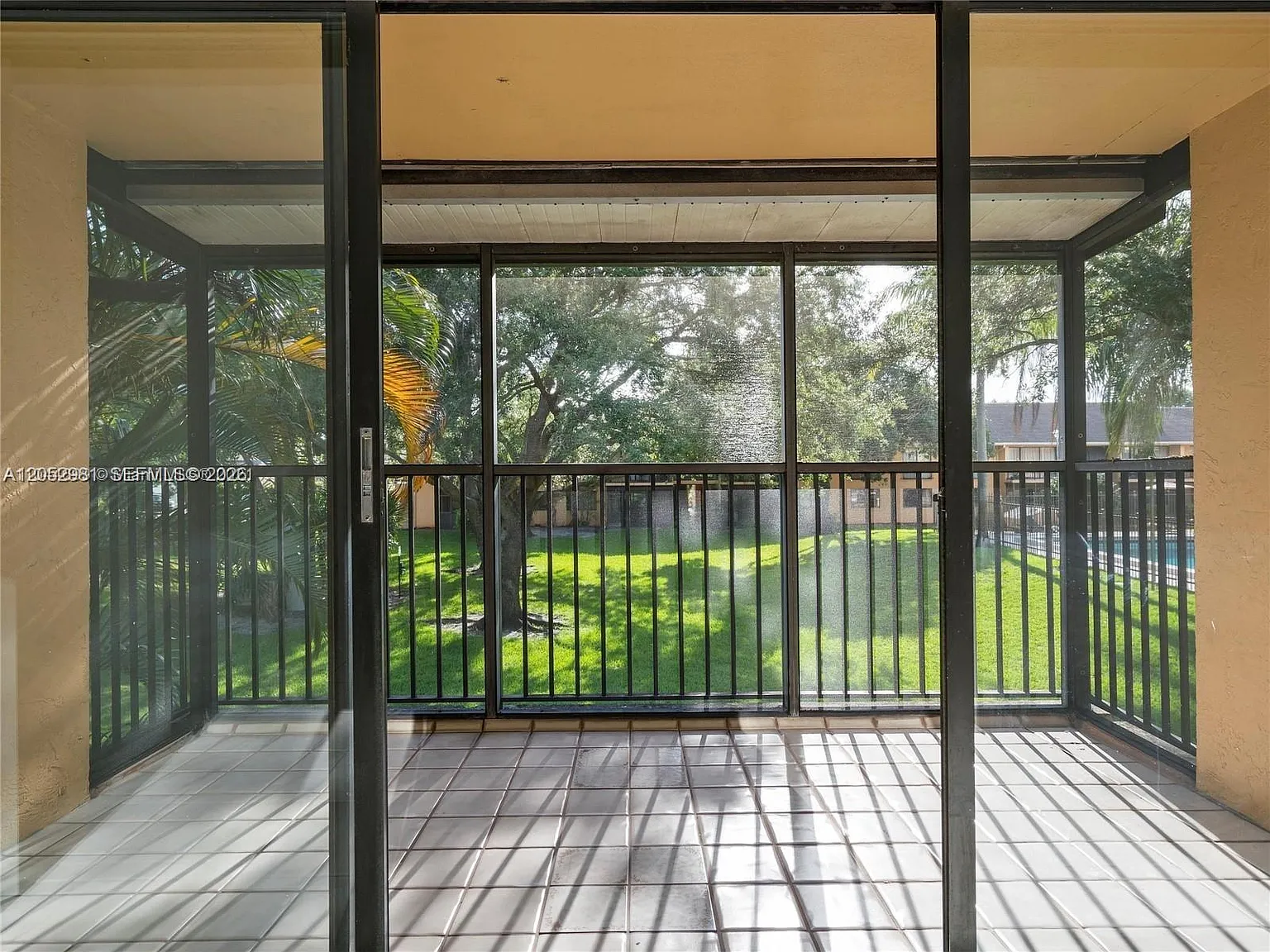 Hampton Court Condo — Photo 3