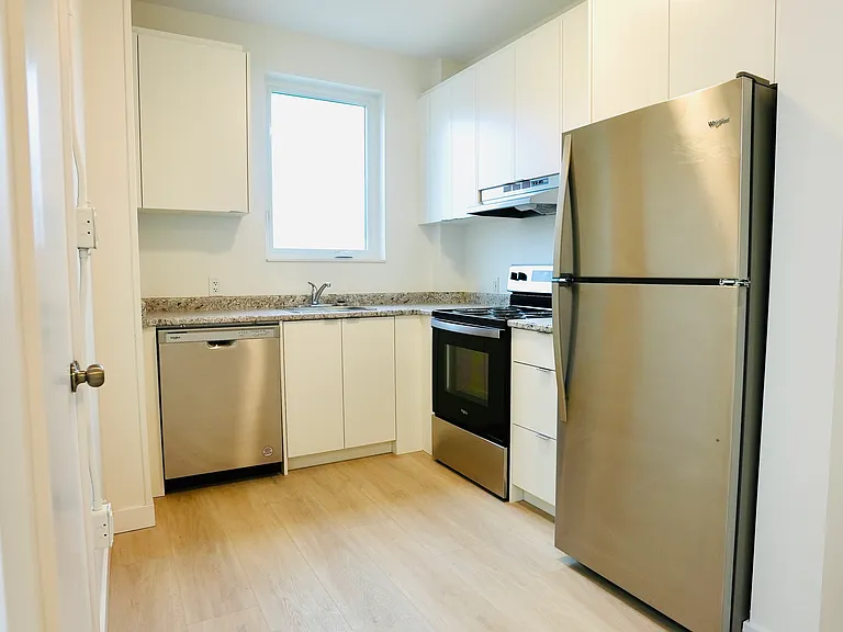 922 Queen St E #2 — Photo 5