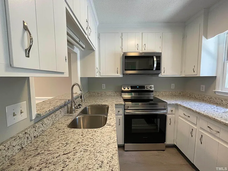 3205 Warwick Dr — Photo 2