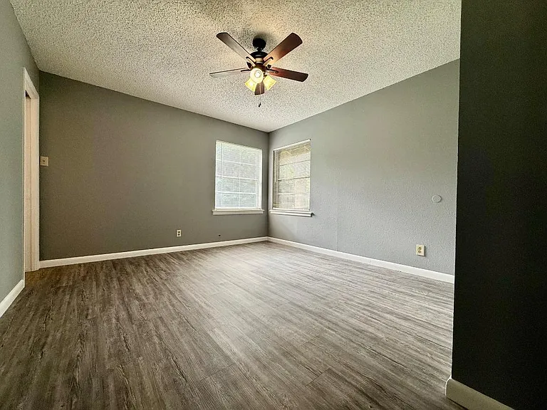 2206 Clay St — Photo 8