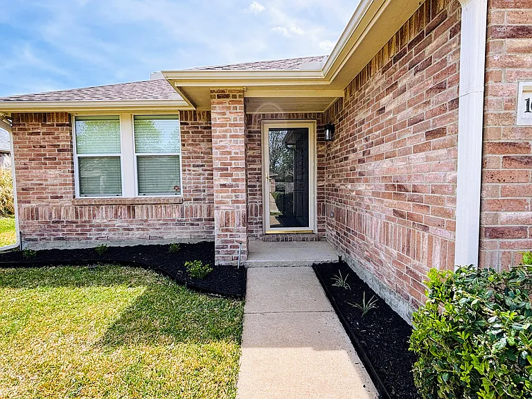 1007 Chilton Dr — Photo 4