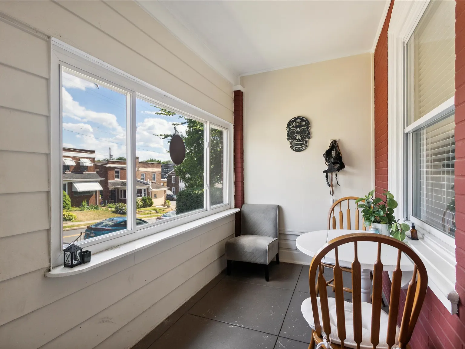 3 bed, 1.5 bath, 1350 sqft, $2,400 — Photo 3