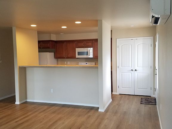 3rd image of 1080 1st Ave NE #B