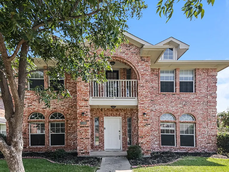 6902 Graham Dr — Photo 1