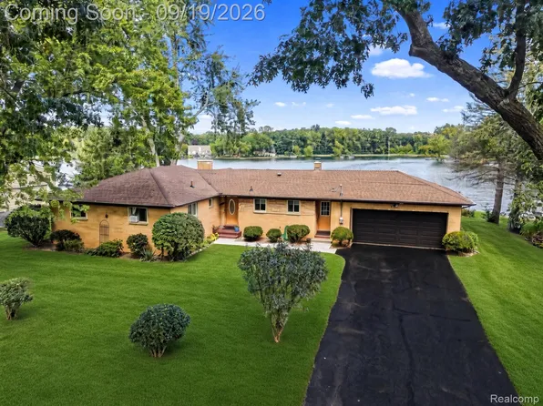 7139 Capri Dr, White Lake, MI 48383