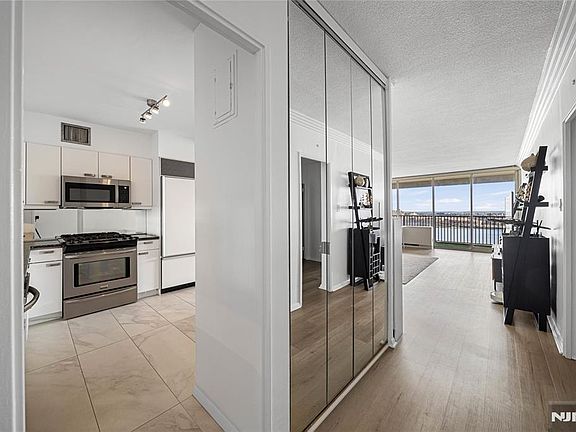 2nd image of 6 Horizon Rd APT 1605