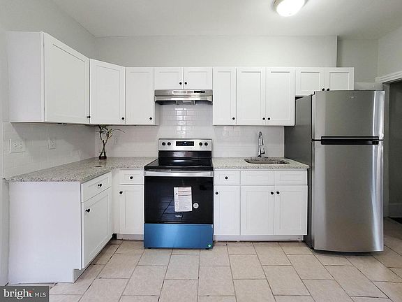 5th image of 1060 Powell St