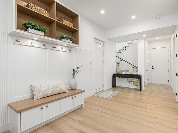5th image of 245 Turnberry St