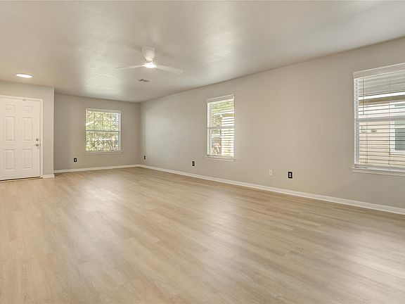 5th image of 822 Crabapple Way