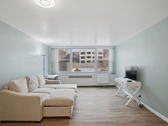 5th image of 555 W Cornelia Ave APT 210