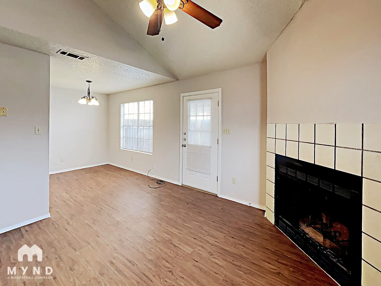 3 bed, 2.0 bath, 1118 sqft, $1,275 — Photo 2