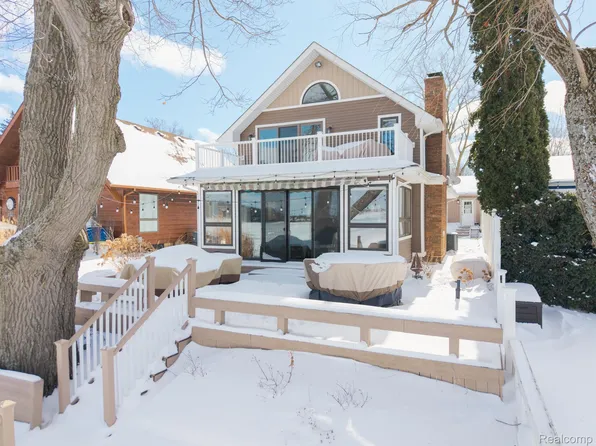 2444 Cranewood Dr, Fenton, MI 48430