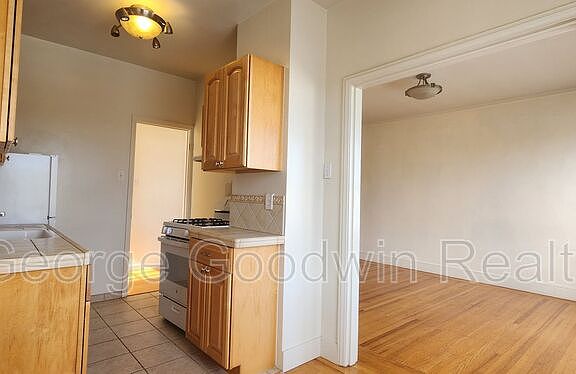 4th image of 3130 Broderick St #301