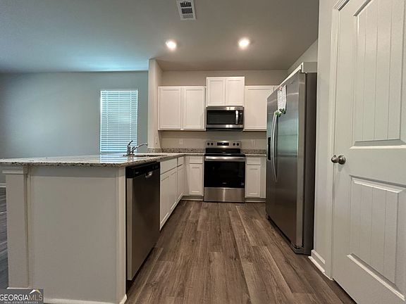 3rd image of 18 Silverbell Ln