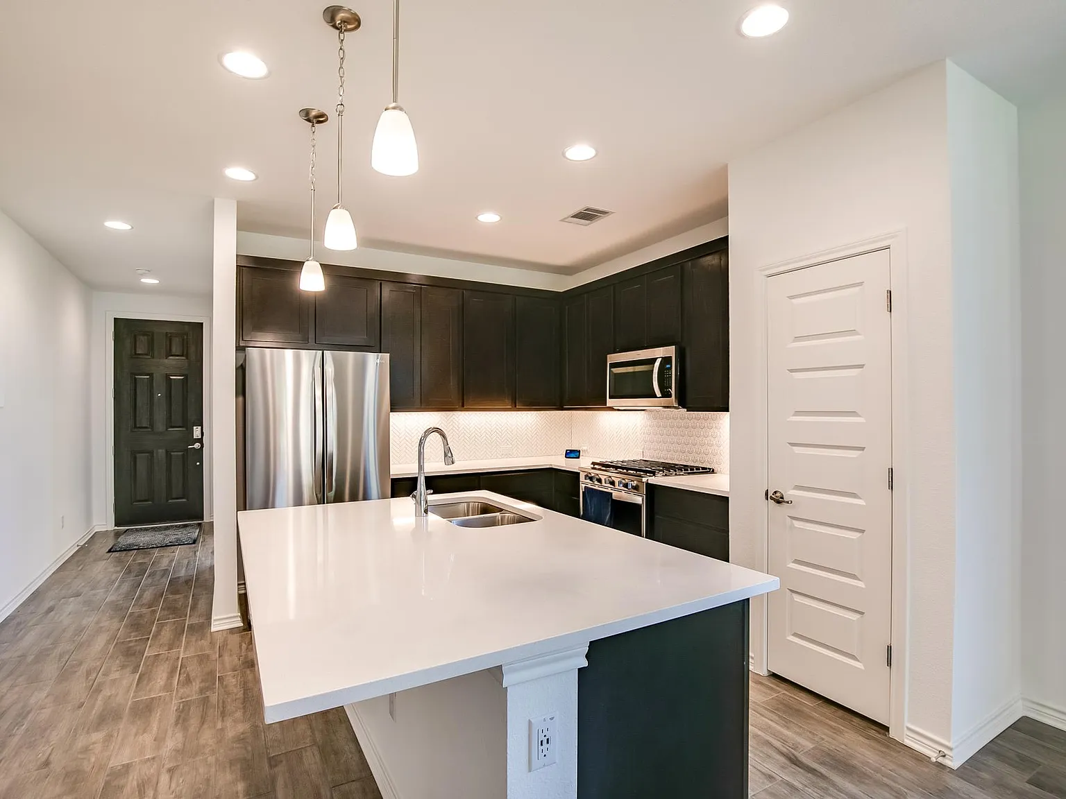 4 bed, 3.5 bath, 2521 sqft, $2,400 — Photo 2