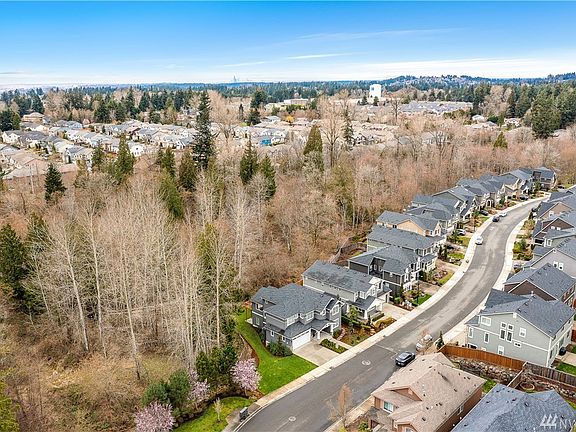 Award winning Issaquah Schools! And easy commute to Bellevue, Newcastle, Issaquah and Seattle! And great WFH home too!