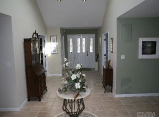 8 Kroft Ct, Huntington, NY 11743