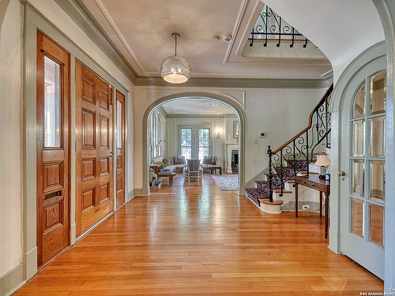 3rd image of 329 W AGARITA AVE