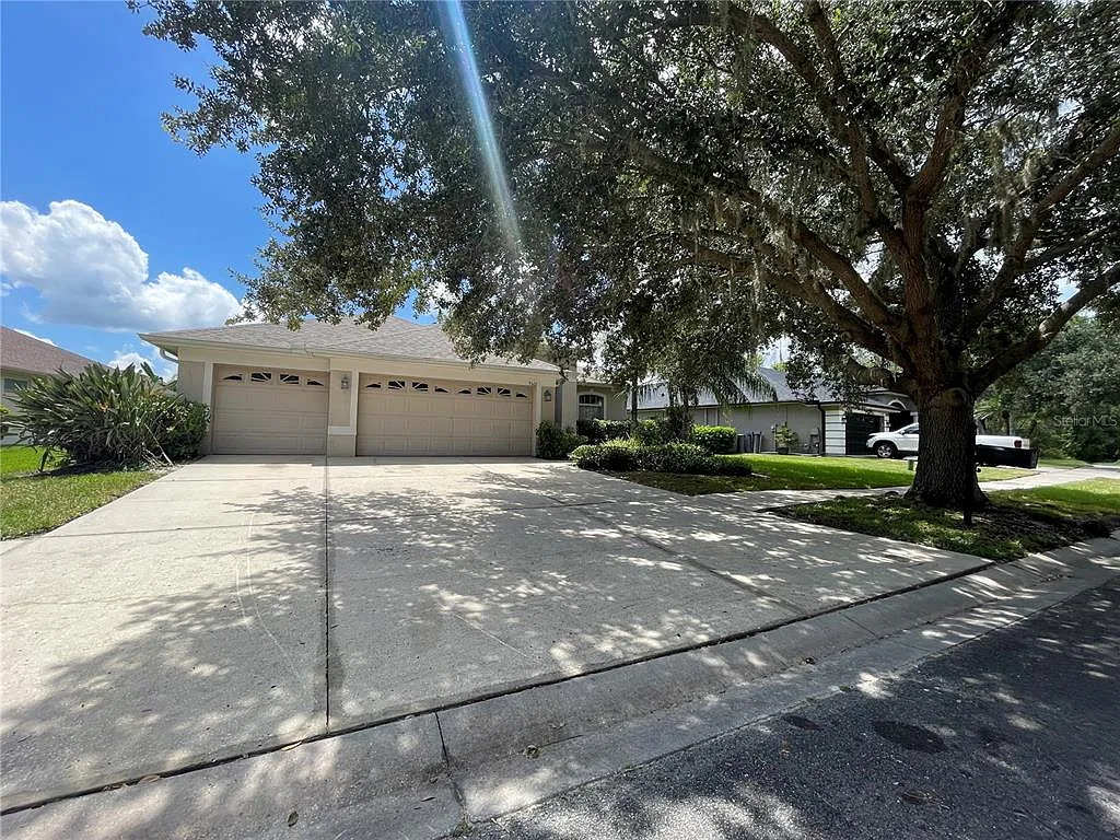 4 bed, 3.0 bath, 2476 sqft, $2,900 — Photo 2