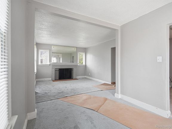 3rd image of 9586 Mansfield St