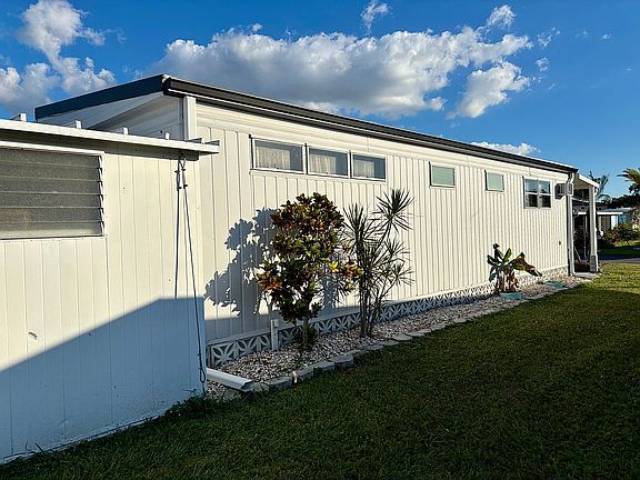 3rd image of 750 Allamanda Cir