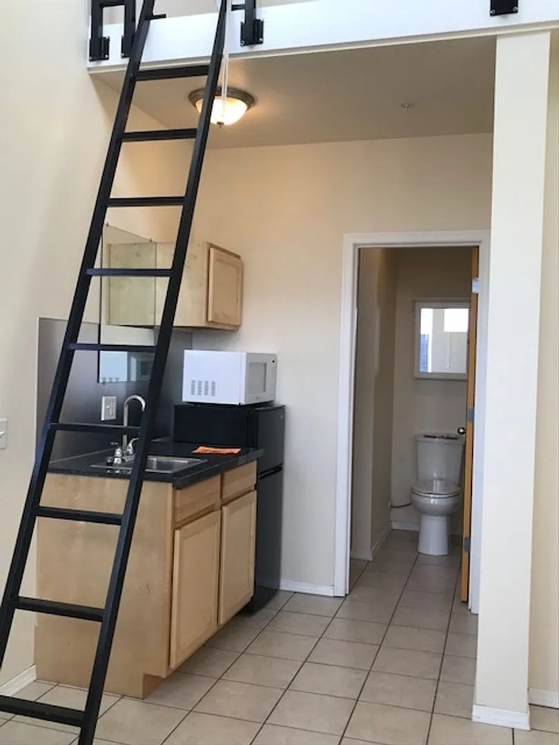 Cortena - Affordable Studios on Cap Hill! — Photo 3