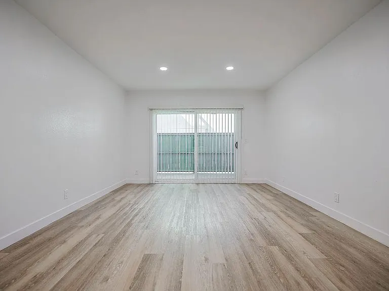 San Pasqual Apartments — Photo 15