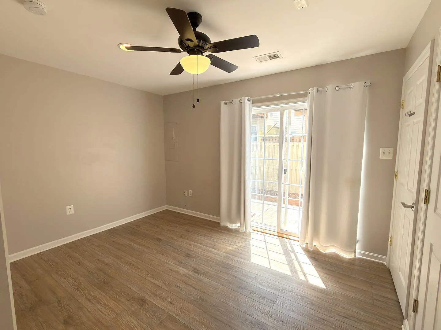 2 Bedroom, 2.5 Bath Garage Townhouse In Ashburn for Rent! — Photo 4