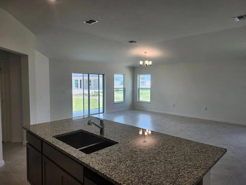 4 bed, 1989 sqft, $2,400 — Photo 3