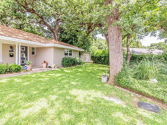 3rd image of 712 Club Oak Dr