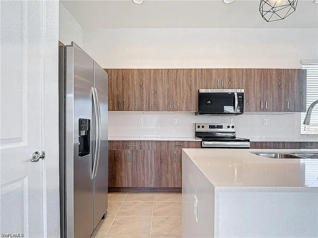 3 bed, 2.5 bath, 1924 sqft, $2,350 — Photo 3