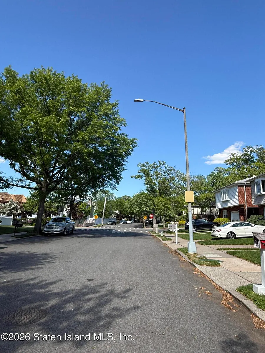 Building Photo - 76 Valdemar Ave #2