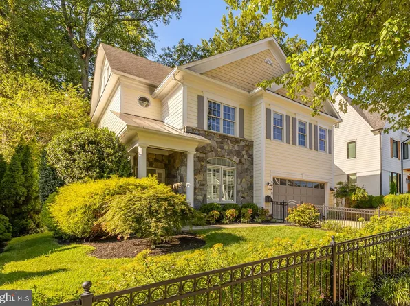 10212 Parkwood Dr, Kensington, MD 20895