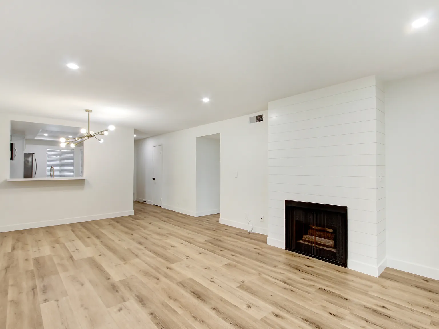 2 bed, 1050 sqft, $3,250 — Photo 1