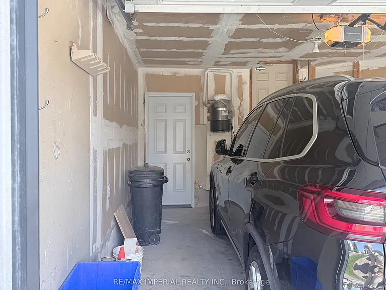 17 Deerwood Cres — Photo 3