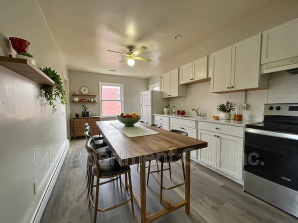 1454 Barton St E Unit 3, Hamilton, ON L8H 2W8