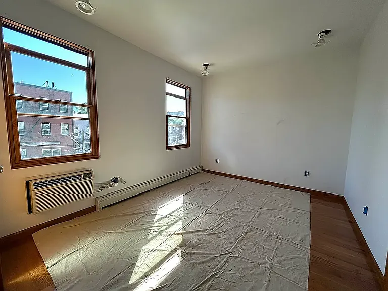 107 E 4th St #2 — Photo 6