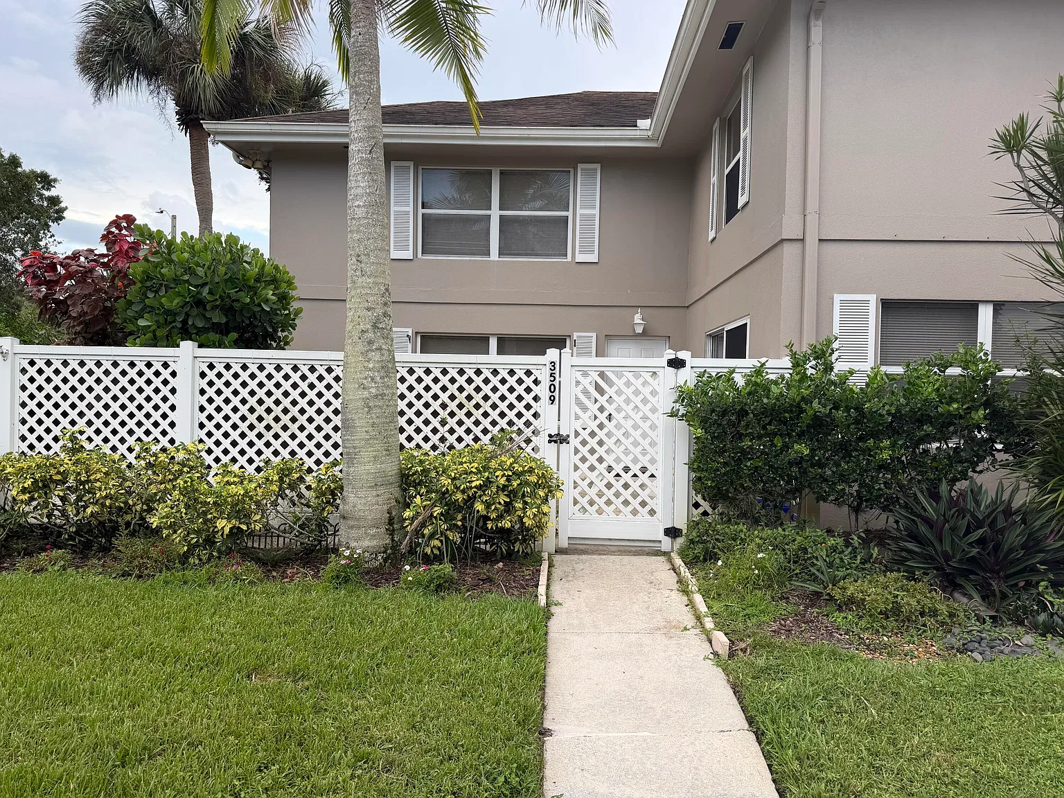 2 bed, 2.5 bath, 1374 sqft, $2,000 — Photo 1