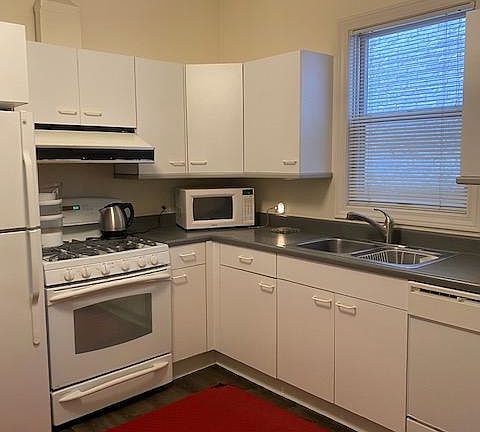 4th image of 2510 N Burling St #1