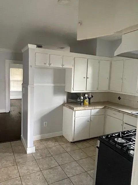 3 bed, 1.0 bath, 810 sqft, $2,500 — Photo 4