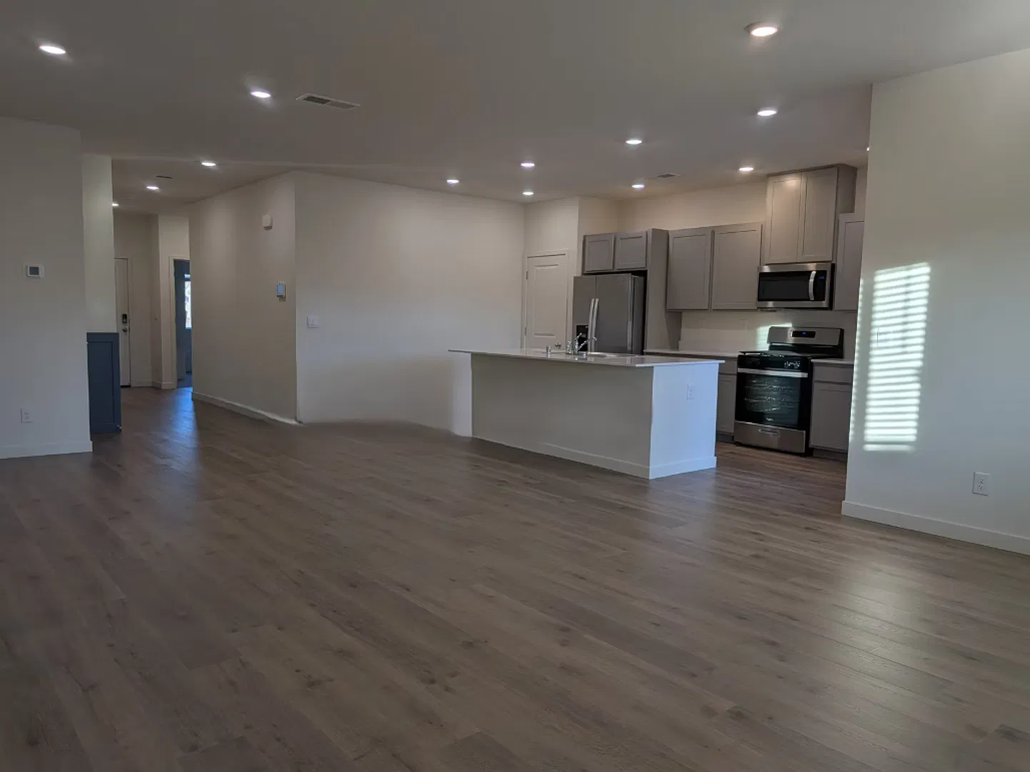 $2500 / month with BONUS! $150 off for November and December — Photo 2