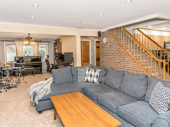 3rd image of 24 Bellows Ln