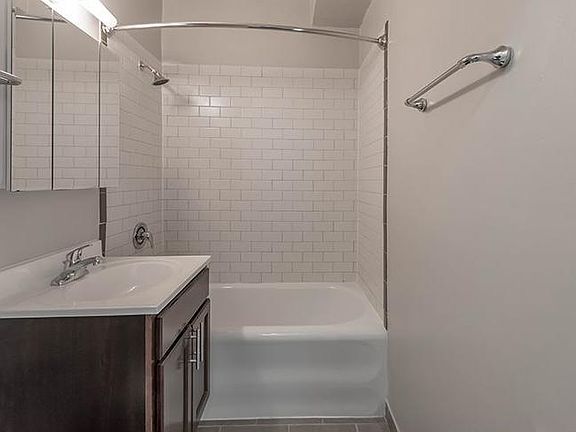 3rd image of 4168 N Clarendon Ave #1N